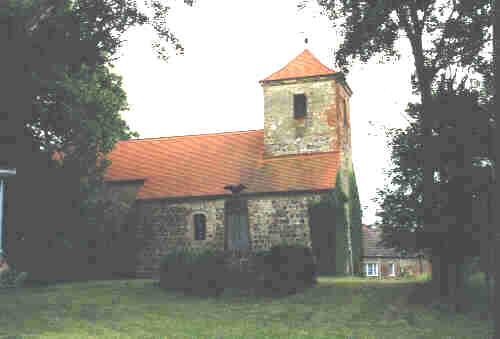 Die Kirche Garzau, im Vordergrund das Denkmal der Gefallenen
