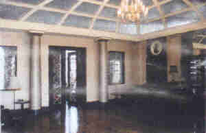 Der Saal des Schloßes, in ihm finden sich an den Ausgängen die "Vier Elememnte"