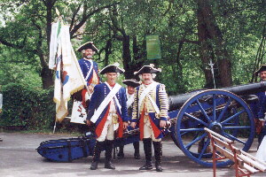 Die Buckower Kanoniere vor ihrer Kanone