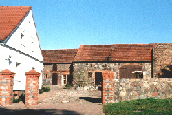 Hofgelände mit Feldsteinmauerwerk